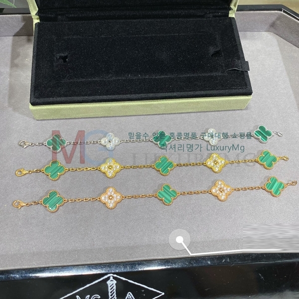 Ŭ  VA696051-1