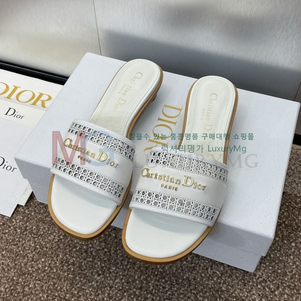     DI9905562