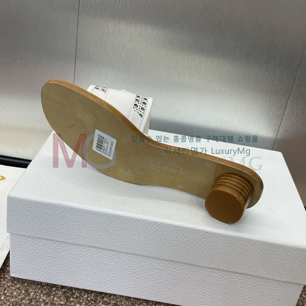     DI9905562