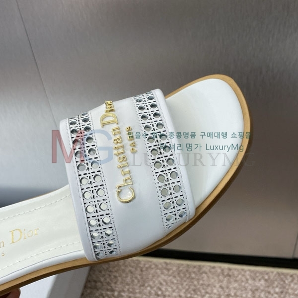     DI9905562