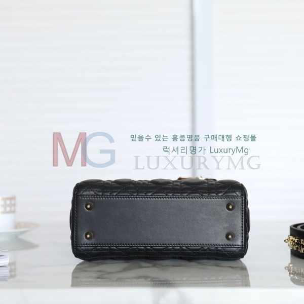   ̵ M557700-2