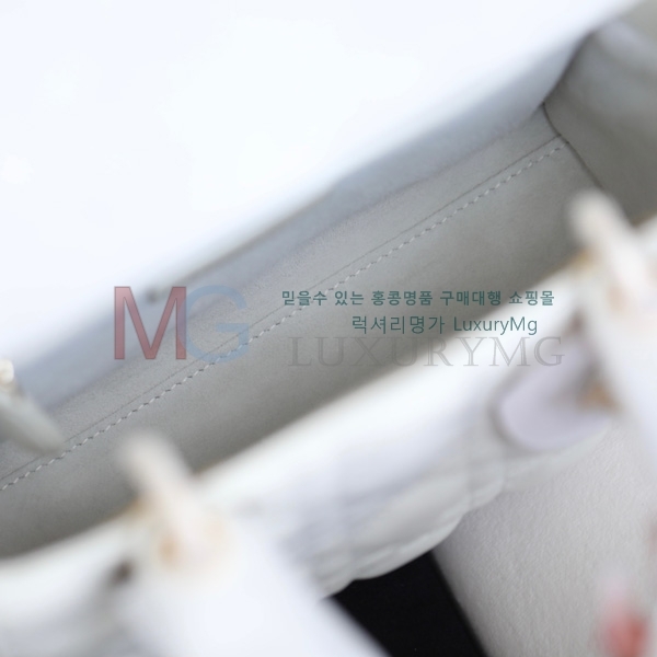   ̵ M557700-1