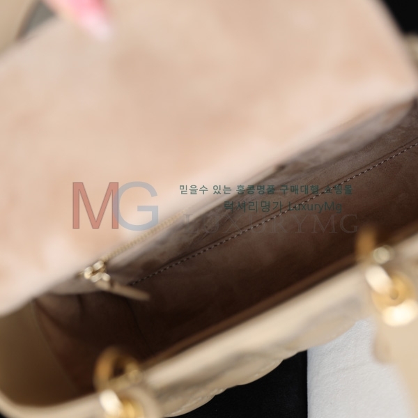   ̵ M557700-4