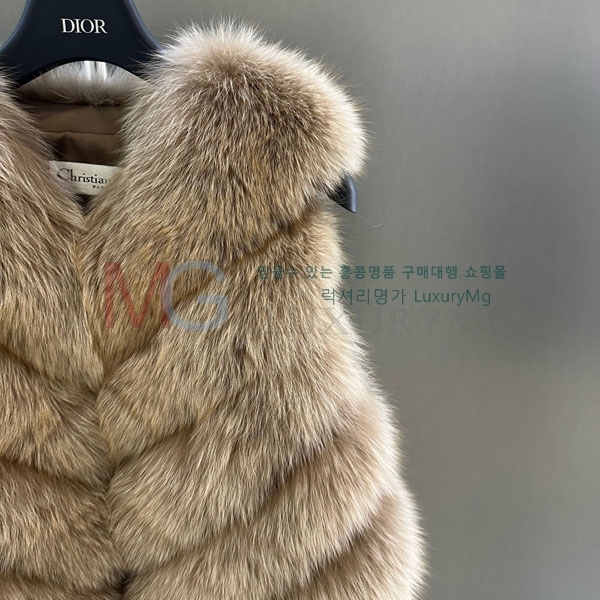   þ    DO8234077-1